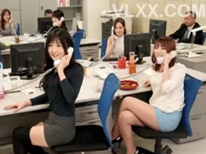 Ông xã đi làm về, nhìn thấy cảnh vợ yêu xoạc với cậu bạn thân